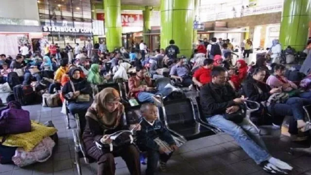 Mendekati Idul Fitri, Stasiun Gambir Mulai Dipadati Pemudik - GenPI.co