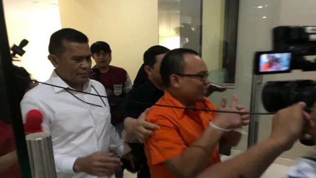 Mustofa Nahrawardaya Pakai Baju Tahanan dan Tangan Diborgol - GenPI.co