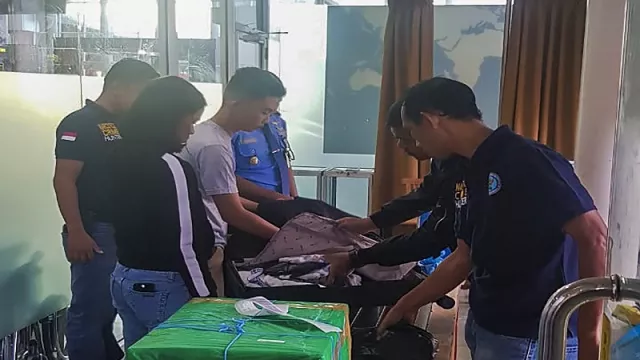 BNN Riau Tes Urine Pilot dan Pramugari di Bandara Pekanbaru - GenPI.co BNN Riau Tes Urine Pilot dan Pramugari di Bandara Pekanbaru - GenPI.co