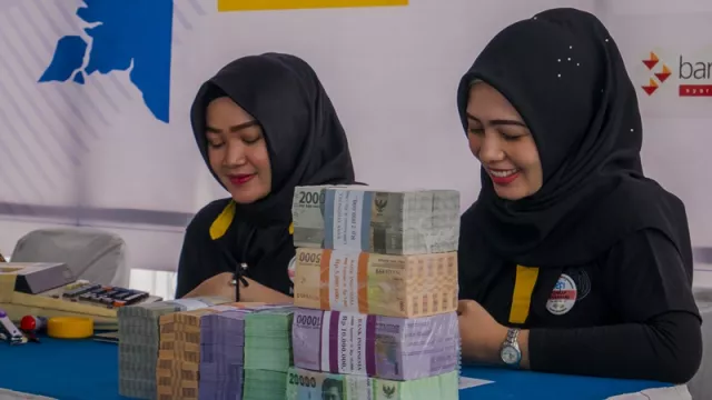Penukaran Uang di Kantor Gubernur Riau Capai Rp10 Miliar - GenPI.co