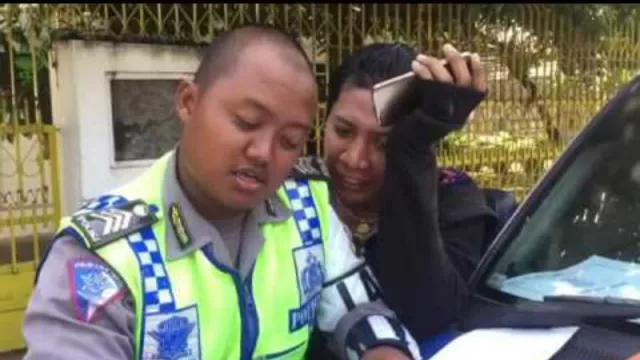 Bikin Makan Sahur Berantakan, Ini Gaya Kocak Polisi Nilang Banci - GenPI.co