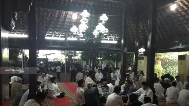 Pelayat Berdatangan ke Persemayaman Ani Yudhoyono di Puri Cikeas - GenPI.co
