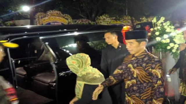 Presiden Jokowi Melayat ke Rumah Duka Ani Yudhoyono di Cikeas - GenPI.co