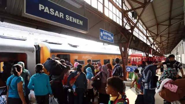 Komunitas Rail Trains Sukarela Layani Penumpang di Stasiun Senen - GenPI.co