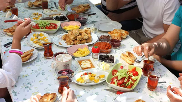 Sunnah untuk Makan Pagi Sebelum Salat Idul Fitri - GenPI.co