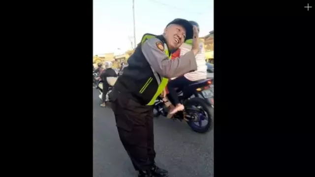 Kapolsek di Cirebon Atur Lalin Sambil Joget Pake Lagu Blackpink! - GenPI.co