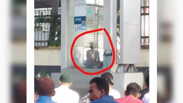 Salat Idul Fitri Beda Shaf, Pria Ini Pilih Ruangan Mesin ATM! - GenPI.co