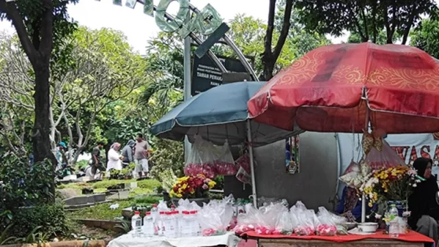 Lebaran, Pedagang Bunga di Pemakaman Panen Rezeki - GenPI.co