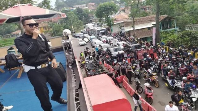 Police Band Pospol Cikaledong Hibur Pengendara Tertahan One Way - GenPI.co