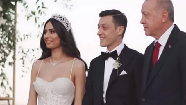 Mesut Ozil Nikahi Ratu Kecantikan Turki - GenPI.co