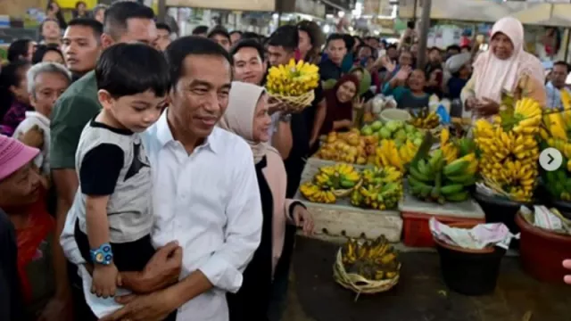 Mampir ke Pasar Gede Solo, Jokowi Beli Ulekan - GenPI.co