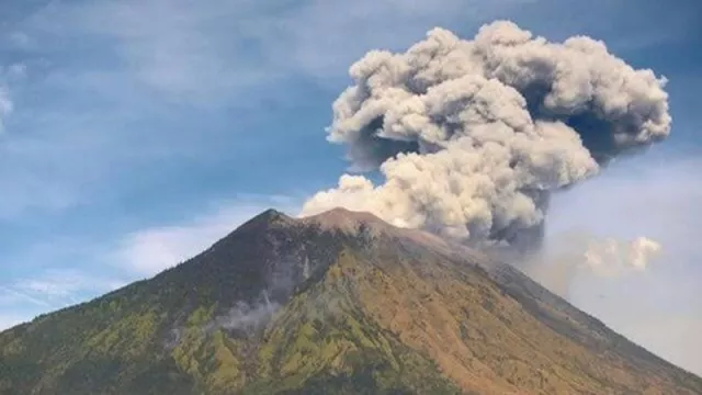 Gunung Agung Erupsi, Aktivitas Penerbangan Tetap Lancar - GenPI.co