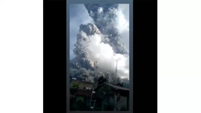 Gunung Sinabung Erupsi Setinggi 7 Kilometer - GenPI.co