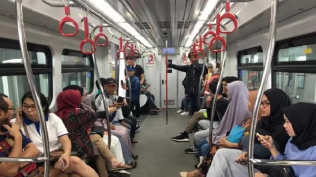 Hari Pertama, 5.000 Warga Coba Layanan LRT Jakarta - GenPI.co