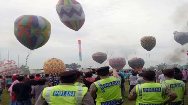 Gagal Diterbangkan, Balon Udara Liar Diamankan Satpol PP - GenPI.co
