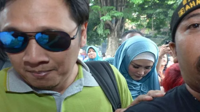 Bawa 2 Anak, Mulan Jameela Besuk Ahmad Dhani di Rutan Cipinang - GenPI.co