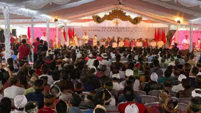 MK Gelar Sidang, Jokowi Bagi Sertifikat dan Sepeda di Bali - GenPI.co