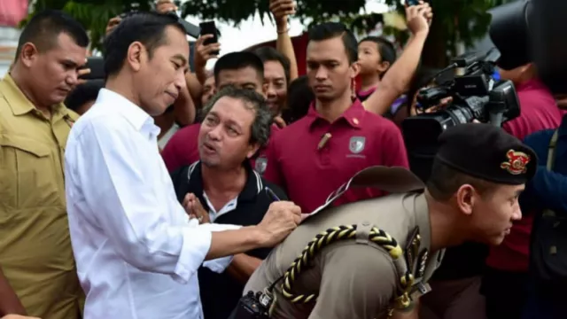 Ajudan Ganteng Jokowi, Bikin Wanita Negara +62 Mendadak Genit - GenPI.co