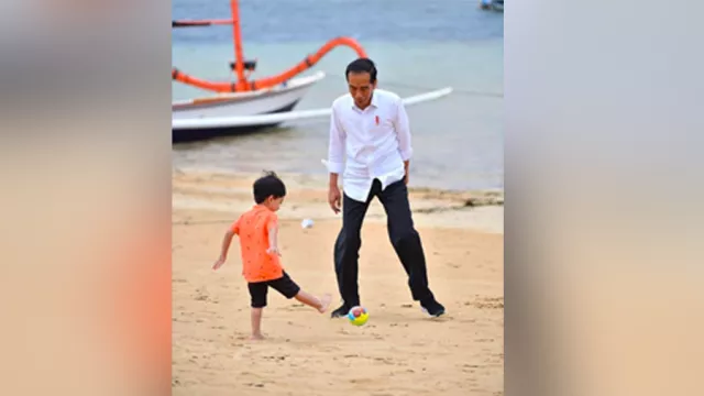 Sayang Cucu, Jokowi Ajak Jan Ethes Main Bola di pantai Sanur - GenPI.co
