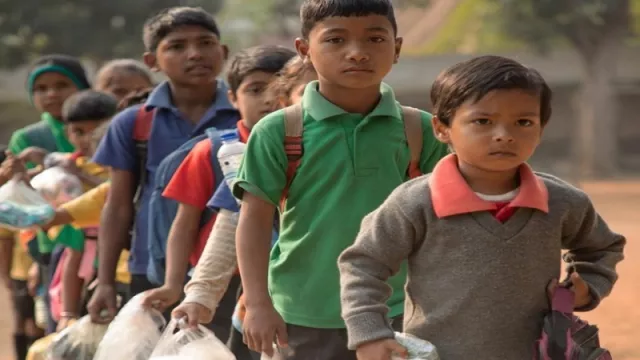 Di India, Biaya Sekolah Ini Dibayar dengan Sampah Plastik - GenPI.co