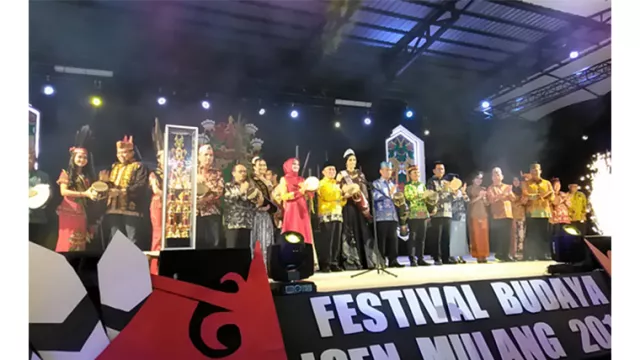 Tarian Kolosal Meriahkan Pembukaan Festival Budaya Isen Mulang - GenPI.co