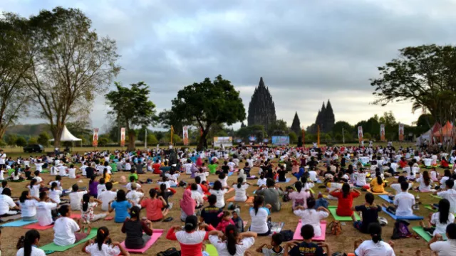 Festival Yoga Internasional Goda Wisman India Kunjungi Prambanan - GenPI.co