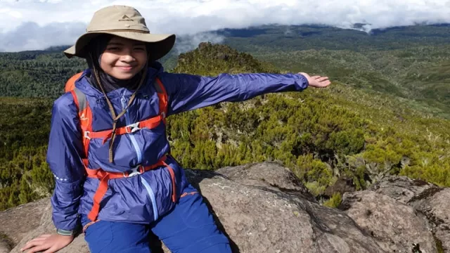Pendaki Cilik Khansa Berhasil Capai Puncak Gunung Kilimanjaro - GenPI.co Pendaki Cilik Khansa Berhasil Capai Puncak Gunung Kilimanjaro - GenPI.co