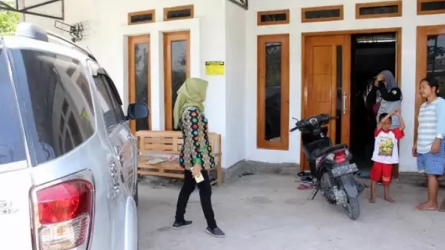 Ada Stiker Keluarga Miskin di Rumah Warga Bermobil di Sragen - GenPI.co