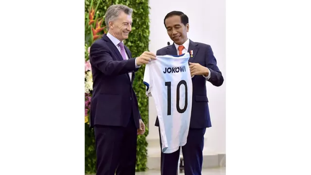 Presiden Jokowi Terima Kado Jersey dari Presiden Argentina - GenPI.co