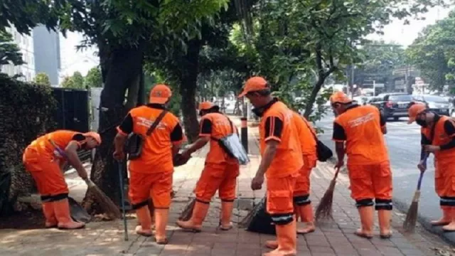 Pasukan Orange Bersihkan Lokasi Demo di Patung Kuda - GenPI.co