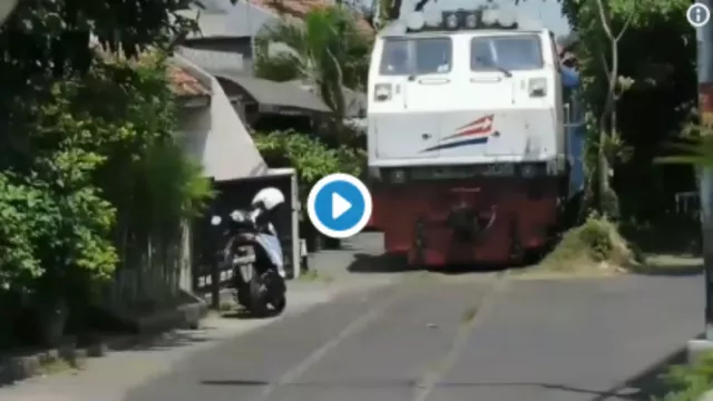 Penampakan Kereta Api Melaju di Jalan Aspal Bikin Netizen Melongo - GenPI.co
