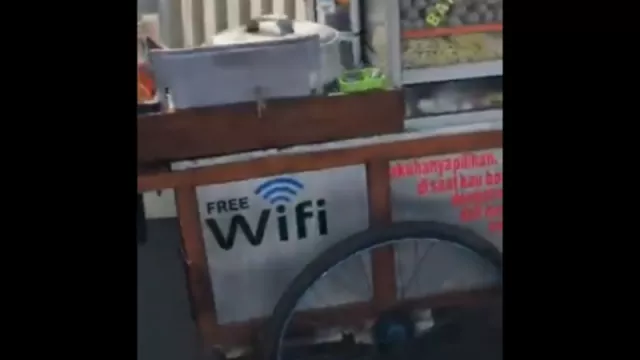 Pedagang Bakso Gepeng Viral, Gerobaknya Dipasang WiFi Gratis! - GenPI.co