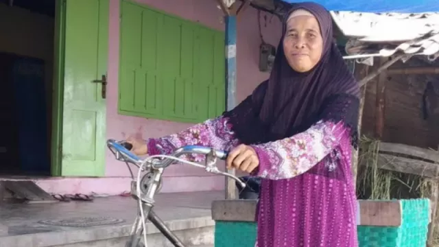 Tak Sia-Sia Nabung Rp5000 Sehari, Pedagang Kerupuk Bisa Naik Haji - GenPI.co