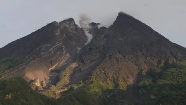 Gunung Merapi Luncurkan Guguran Lava, Warga Diminta Waspada - GenPI.co