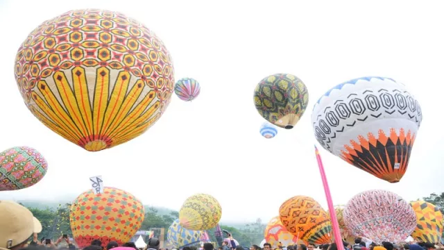 Warna-warni Balon Udara di Langit Wonosobo - GenPI.co