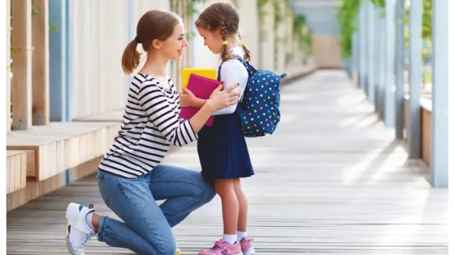 5 Alasan Pentingnya Orang Tua Antarkan Anak Hari Pertama Sekolah - GenPI.co