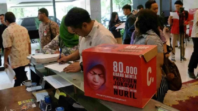 300 Ribu Orang Tandatangani Petisi Bebaskan Baiq Nuril - GenPI.co