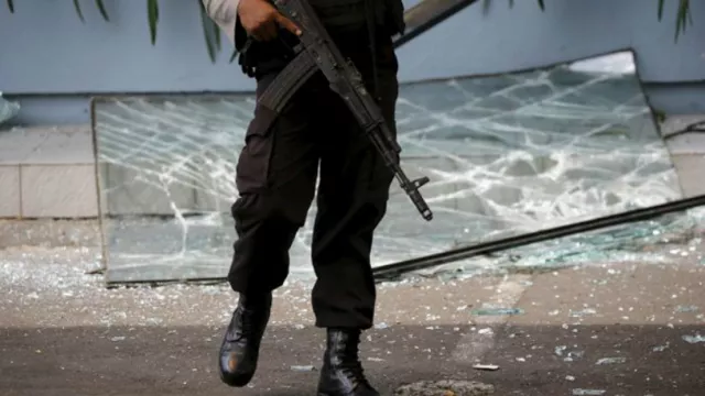 Massa Pembakar Lahan di Jambi, Hajar dan Lucuti Baju Anggota TNI - GenPI.co