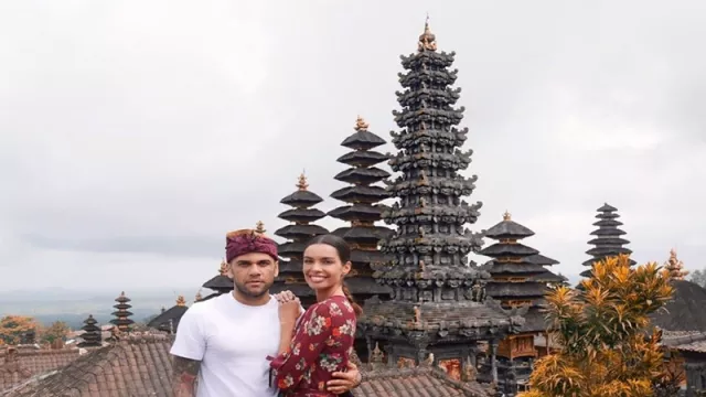 Beribur ke Bali, Dani Alves dan Istri Kunjungi Pura Besakih - GenPI.co