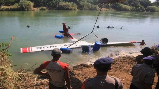 Pesawat Cessna Dievakuasi Pakai Drum di Sungai Cimanuk Indramayu - GenPI.co