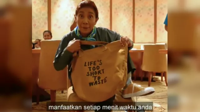 Menteri Susi Pamer Sneakers Berbahan Botol Plastik, Netter : Mau! - GenPI.co