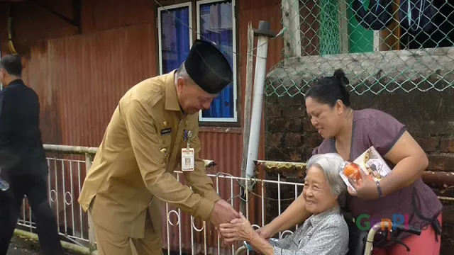 Walikota Tanjungpinang Bagi-bagi Jeruk pada Masyarakat Tionghoa - GenPI.co