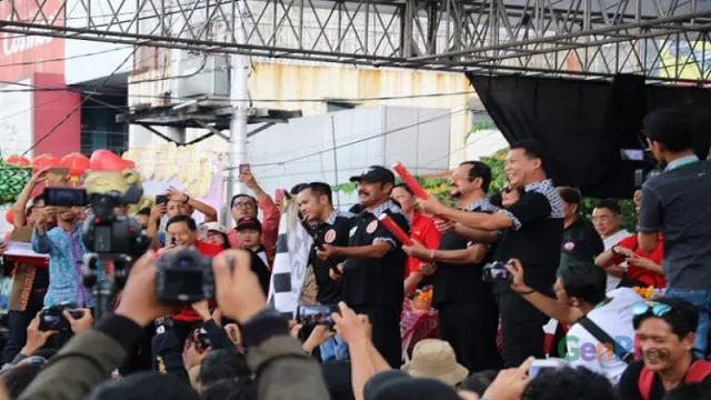 4.000 Kue Keranjang di Solo Dibagikan ke Masyarakat - GenPI.co 4.000 Kue Keranjang di Solo Dibagikan ke Masyarakat - GenPI.co