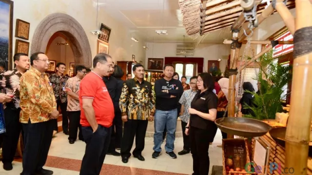 Menpar Cicipi Lezatnya Kuliner Surabaya dan Kunjungi Museum House of Sampoerna - GenPI.co