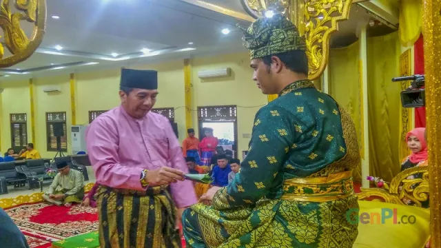 Tepuk Tepung Tawar Tradisi Upacara Adat Melayu Riau - GenPI.co