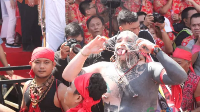 Tatung Bule ini jadi Magnet di Cap Go Meh Singkawang - GenPI.co