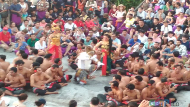 Tari Kecak, Sajian Paling Ditunggu di Uluwatu - GenPI.co