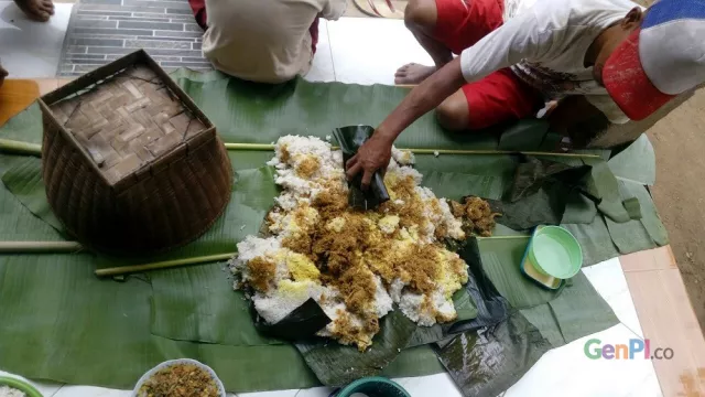 Kuliner Unik, Ayam Utuh Dipendam dalam Nasi Tumpeng - GenPI.co