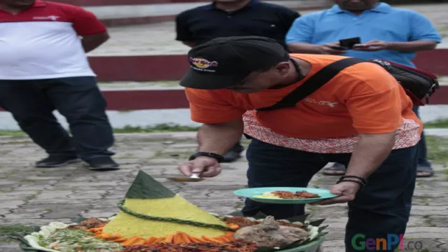 Semangat Sukses, Potong Tumpeng Jadi Ritual Pembuka Konser Musik Atambua 2019 - GenPI.co