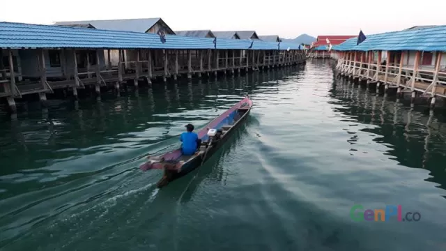 Belah Air Jernih Dikerumuni Ikan, Kayuh Sampan Tengok Desa Torosiaje - GenPI.co